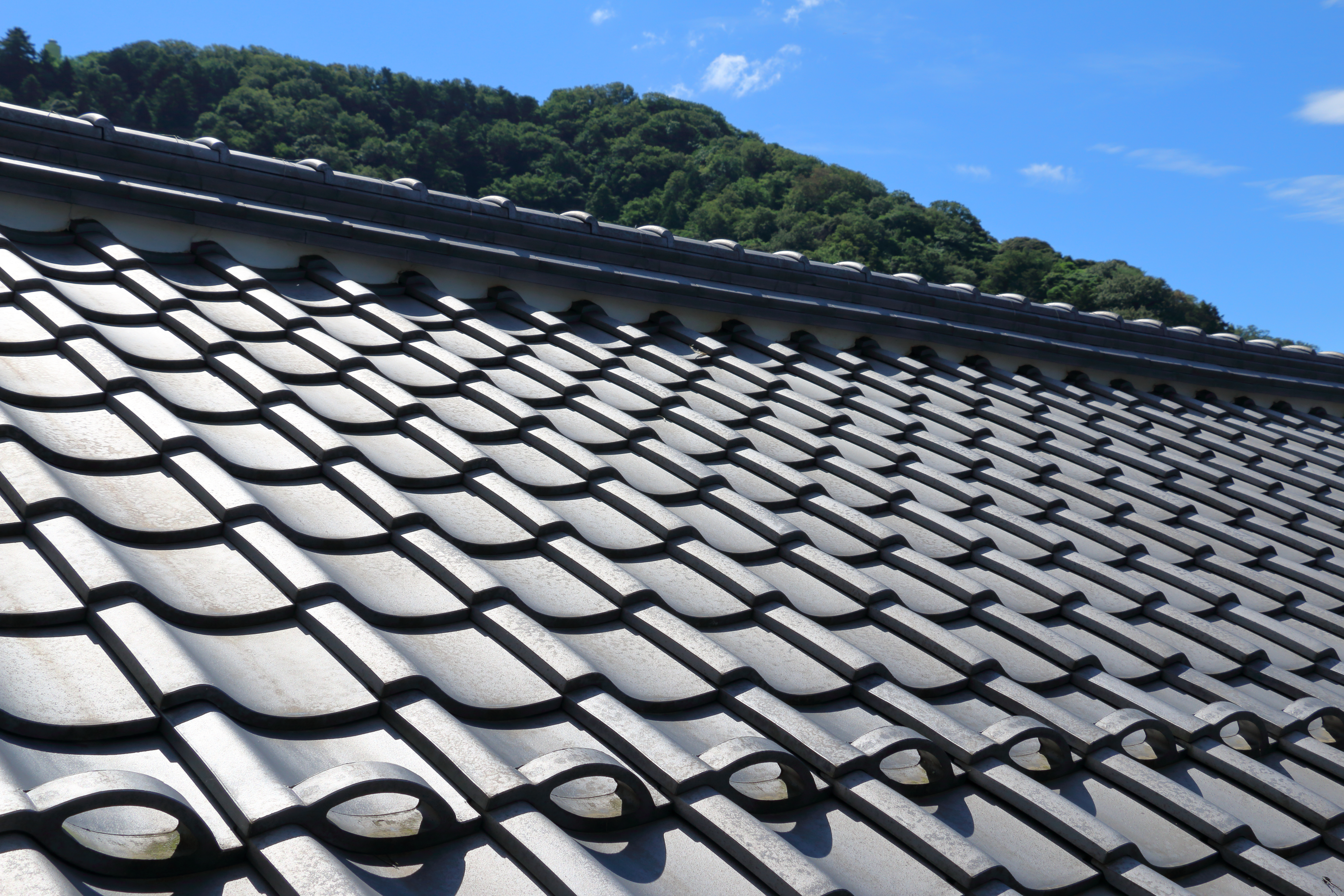 瓦屋根と青空